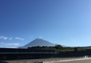 富士山の周りだけ青空
