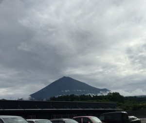 間もなく雨が降りそうな富士山