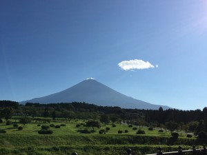 快晴の青空に映える日本一の富士山
