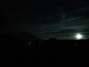 夜の富士山と月