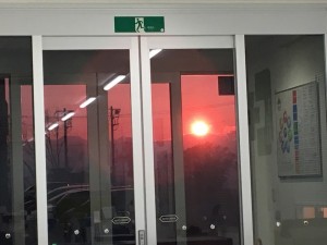 オフィスから眺める夕陽