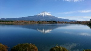 湖面に映る　逆さ富士