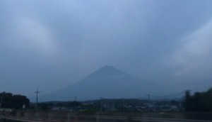 富士山をバックに、ポ〇〇ンGO