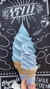 青いソフトクリーム