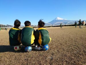 富士山とサッカー少年